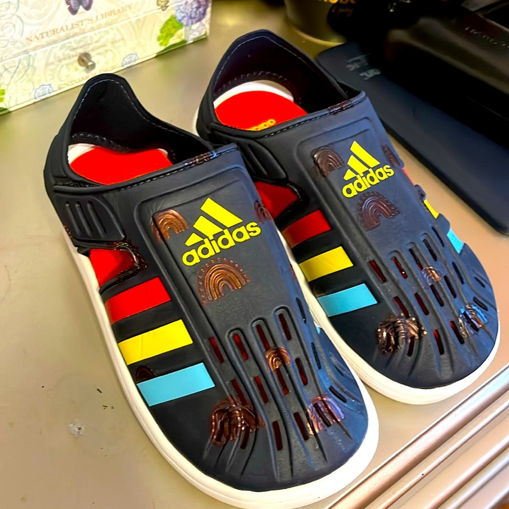New unisex sandals